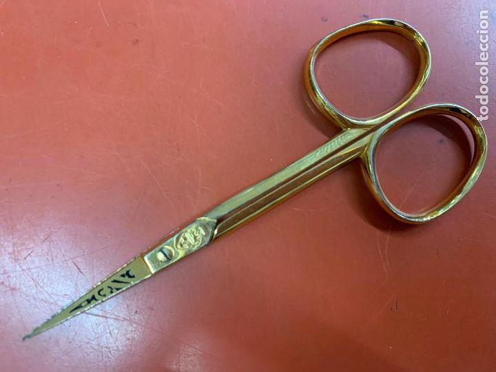 Antig&uuml;edades: Bonitas tijeras doradas, estilo de Toledo, de manicura o costura. 9cms largo. Cortan perfecto,...