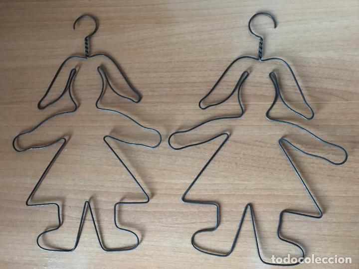 Antiquit&auml;ten: PAREJA DE PERCHAS RETRO EN ALAMBRE SILUETA DE NI&Ntilde;A. A ESTRENAR