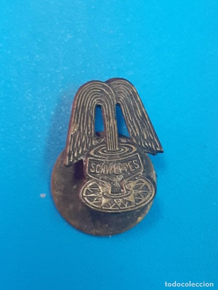 Antig&uuml;edades: Pin antiguo schweppes - Foto 1