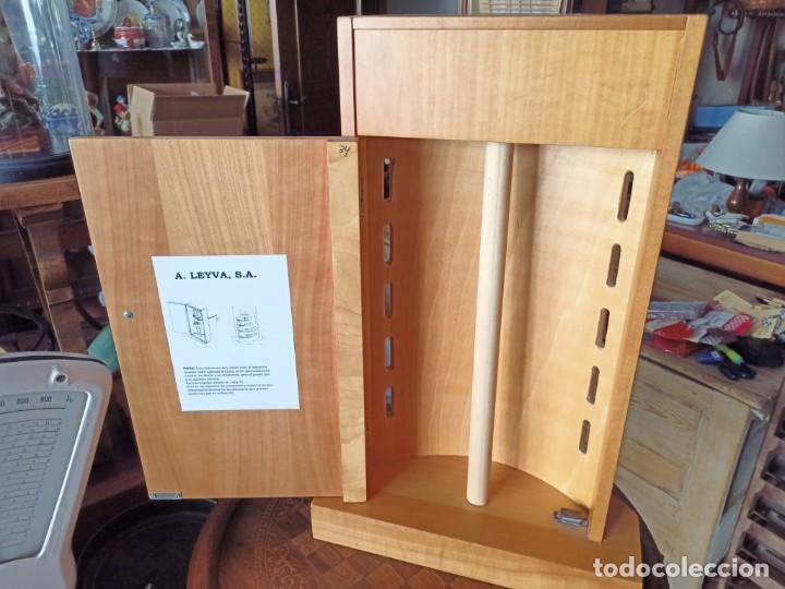 Antig&uuml;edades: Mueble expositor de madera - Foto 1