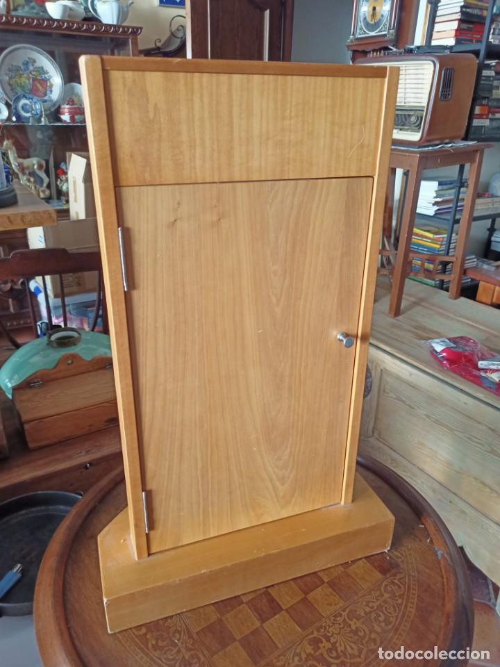 Antig&uuml;edades: Mueble expositor de madera - Foto 2