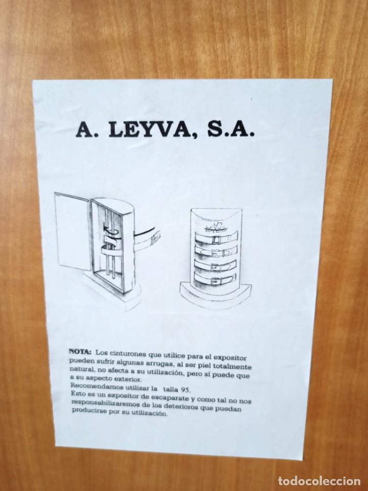 Antig&uuml;edades: Mueble expositor de madera - Foto 4