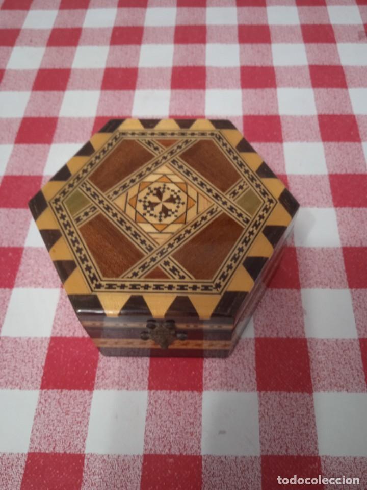 Antig&uuml;edades: Bonito joyero craquelado - Foto 1