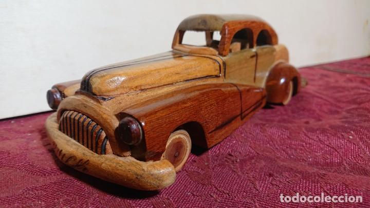 Oggetti Antichi: DECORATIVA FIGURA DE AUTOMOVIL / COCHE DE MADERA PIROGRABADO A IMAGEN DE UN BUICK DE 1948