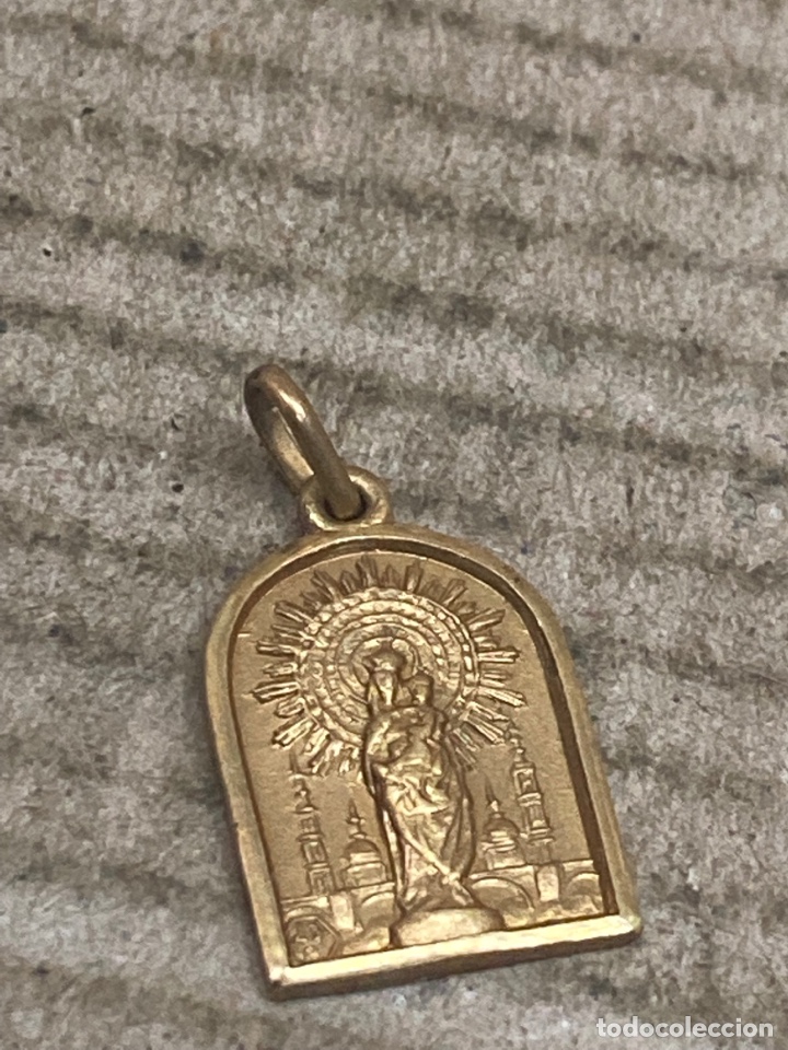 Antig&uuml;edades: Medalla ba&ntilde;ada oro religioso - Foto 1