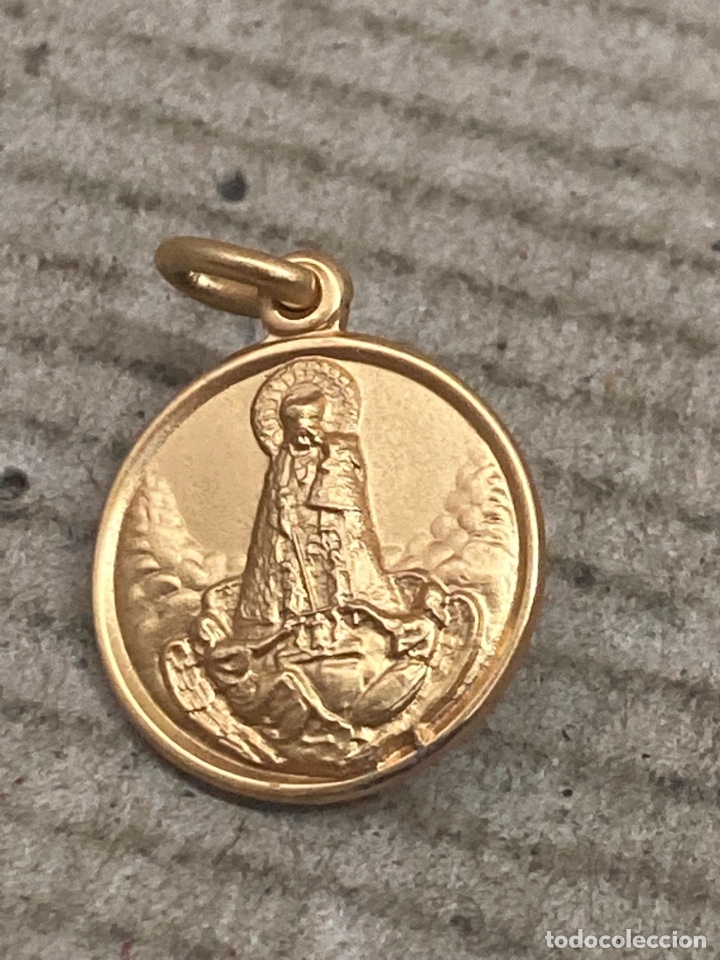 Antig&uuml;edades: Medalla ba&ntilde;ada oro religioso - Foto 1