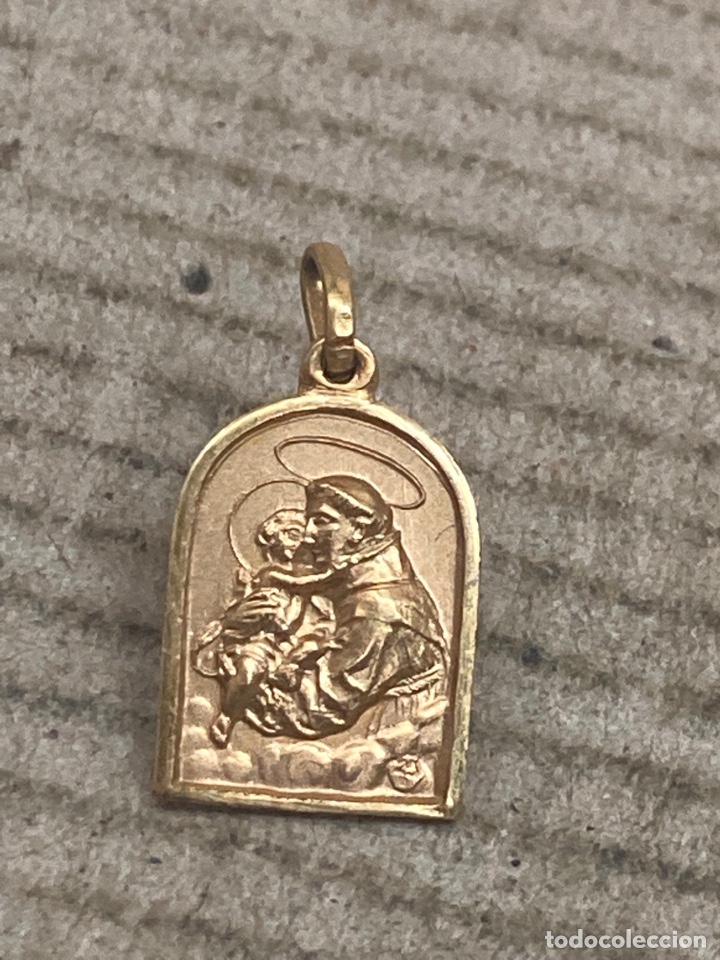 Antig&uuml;edades: Medalla ba&ntilde;ada oro religioso - Foto 1