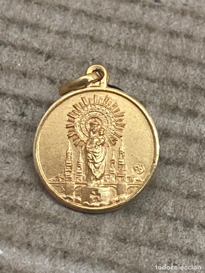 Antig&uuml;edades: Medalla ba&ntilde;ada oro religioso - Foto 1