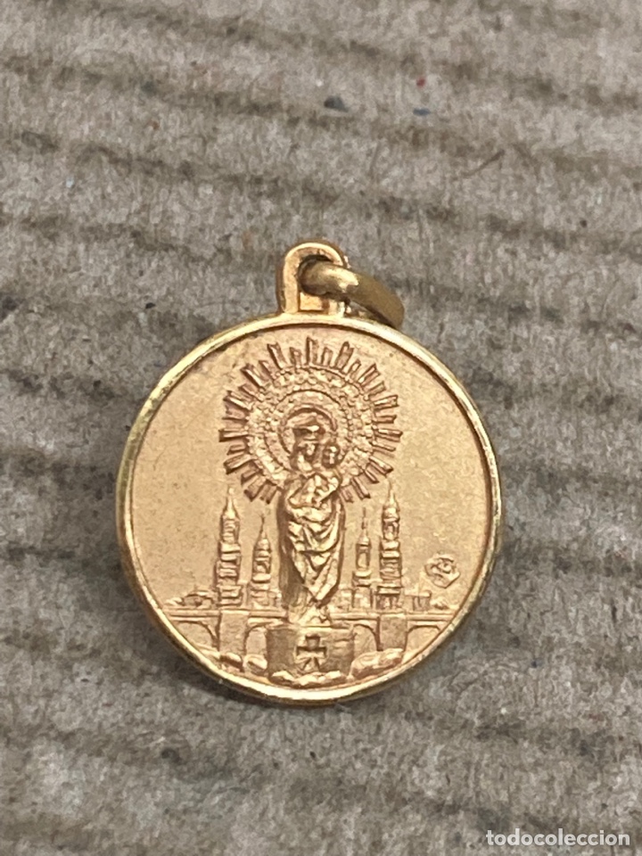 Antig&uuml;edades: Medalla ba&ntilde;ada oro religioso - Foto 1