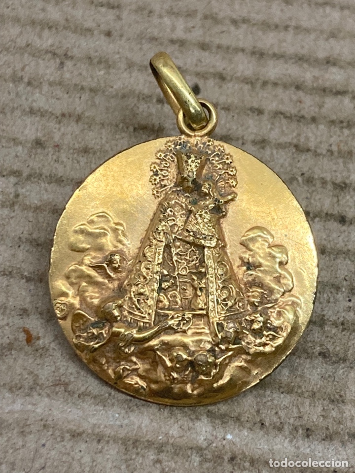 Antig&uuml;edades: Medalla ba&ntilde;ada oro religiosa - Foto 1