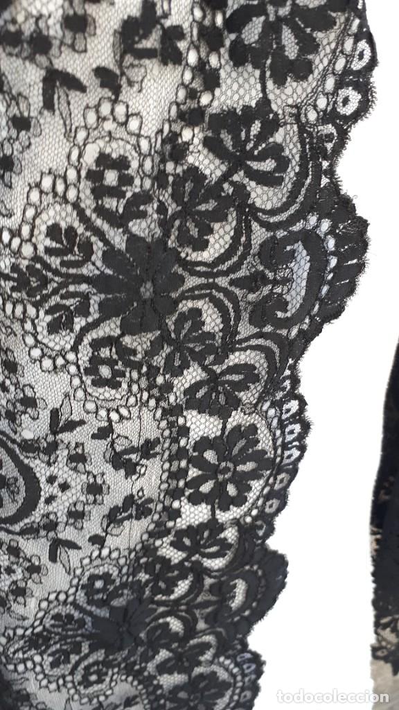 Antig&uuml;edades: MANTILLA RECTANGULAR ANTIGUA DE ENCAJE - Foto 3