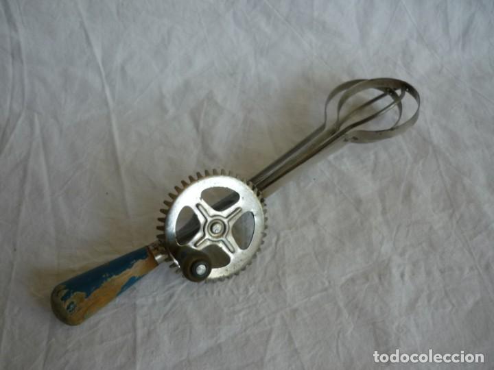 Antig&uuml;edades: Batidora manual en hierro y madera - Foto 2