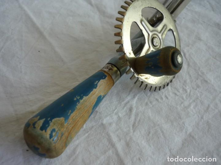 Antig&uuml;edades: Batidora manual en hierro y madera - Foto 3