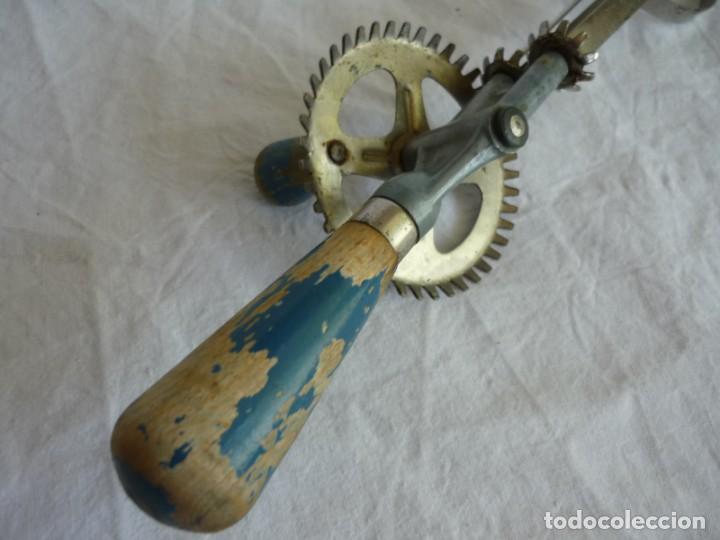 Antig&uuml;edades: Batidora manual en hierro y madera - Foto 6