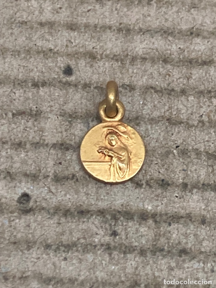 Antig&uuml;edades: Medalla ba&ntilde;ada oro religiosa - Foto 1