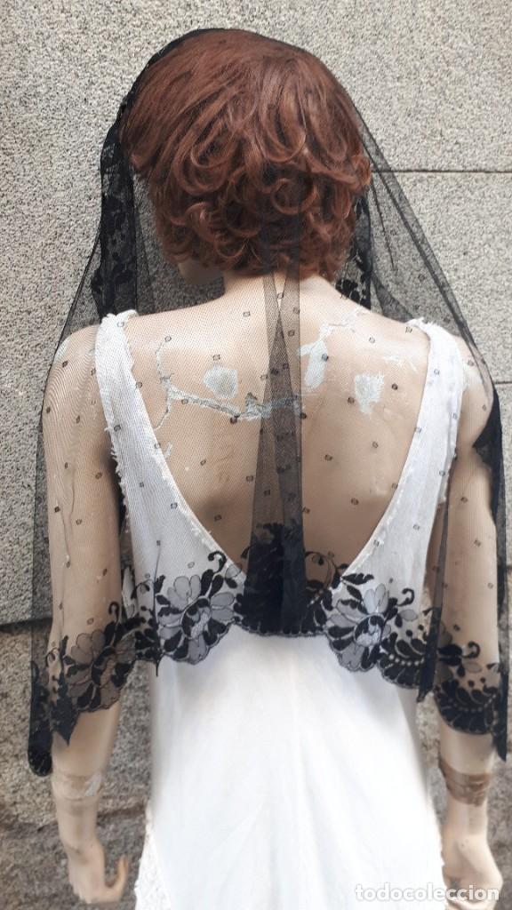 Antig&uuml;edades: MANTILLA RECTANGULAR NEGRA ANTIGUA BORDADA EN EL TUL - Foto 2