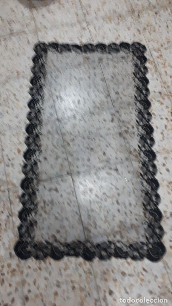 Antig&uuml;edades: MANTILLA RECTANGULAR NEGRA ANTIGUA BORDADA EN EL TUL - Foto 3