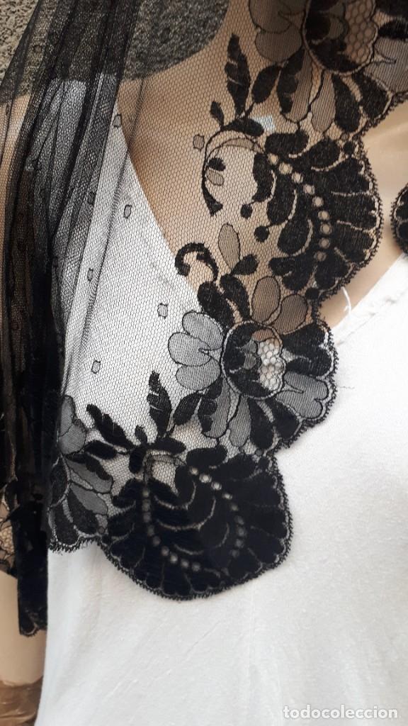 Antig&uuml;edades: MANTILLA RECTANGULAR NEGRA ANTIGUA BORDADA EN EL TUL - Foto 4