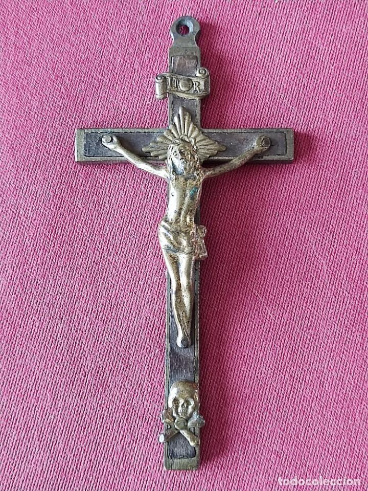 Antig&uuml;edades: ANTIGUO CRUCIFIJO DE BRONCE Y MADERA - Foto 2