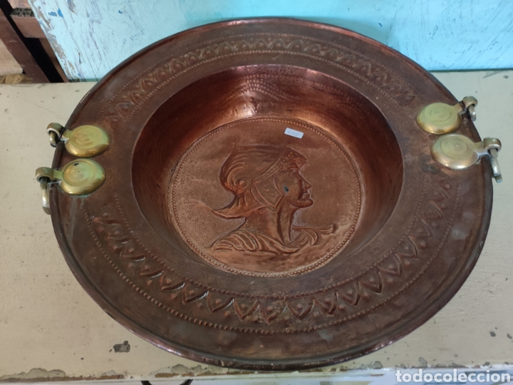 Antig&uuml;edades: Brasero de cobre repujado - Foto 1