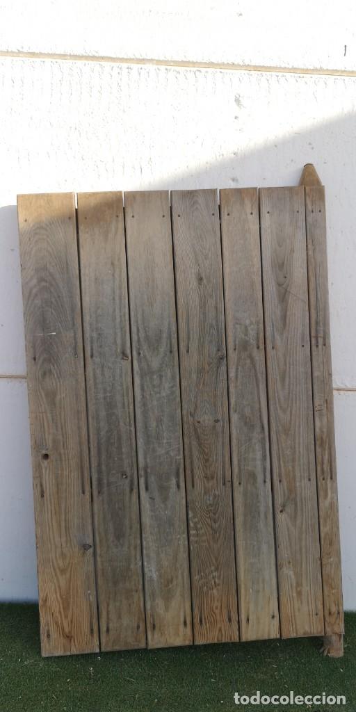Antig&uuml;edades: Port&oacute;n antiguo de clavos de una hoja