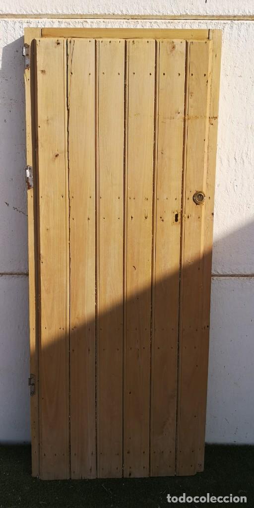 Antig&uuml;edades: Port&oacute;n antiguo de clavos de una hoja