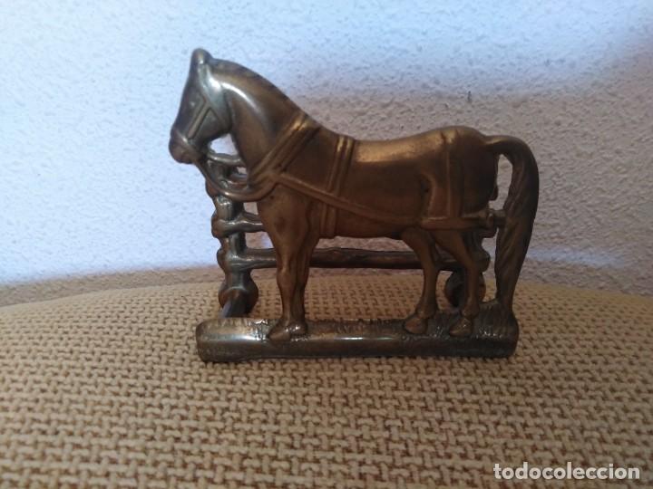 Antig&uuml;edades: Servilletero bronce caballo con valla - Foto 1