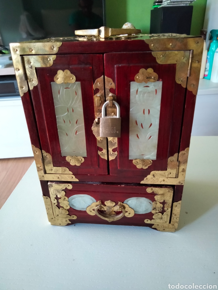 Antig&uuml;edades: Antiguo joyero chino madera lacada con inscrustaciones simil jade,lat&oacute;n y bronce con caja de musica