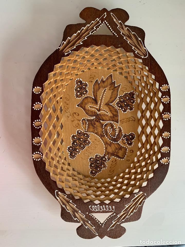 Antig&uuml;edades: Bandeja de madera tallada y pintada - Foto 1