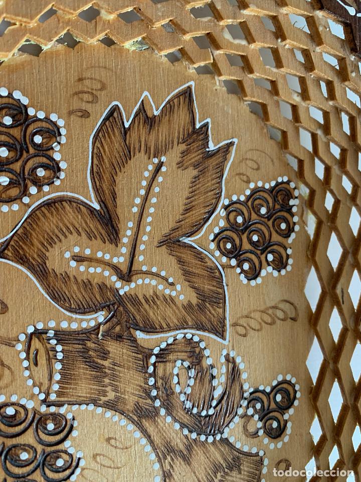 Antig&uuml;edades: Bandeja de madera tallada y pintada - Foto 2