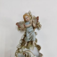 Antigüedades: BENDITERA DE PORCELANA, S.XIX. FIGURA CENTRAL DE ANGEL. EN BUEN ESTADO, SIN FALTAS