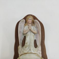 Antigüedades: BENDITERA DE PORCELANA, SIGLO XIX. CON FIGURA CENTRAL DE UN ANGEL