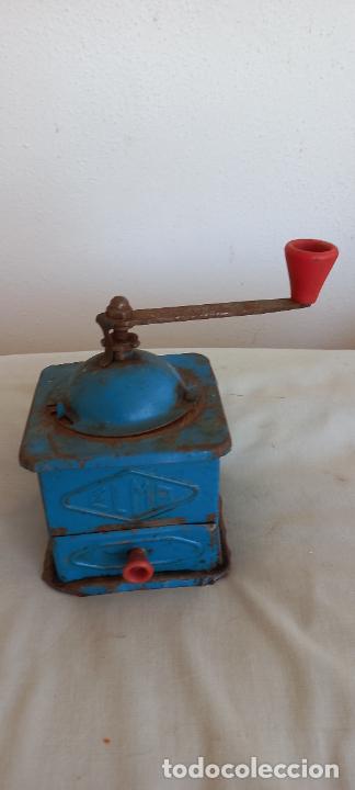 Antiquit&auml;ten: ANTIGUO MOLINILLO DE CAF&Eacute; ELMA DE METAL. AZUL Y ROJO.