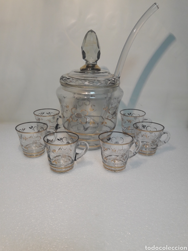 Antiguidades: ANTIGUA PONCHERA CON SU CAZO Y 6 TAZAS EN CRISTAL TALLADO PERFILADO DORADO, H. 1940.