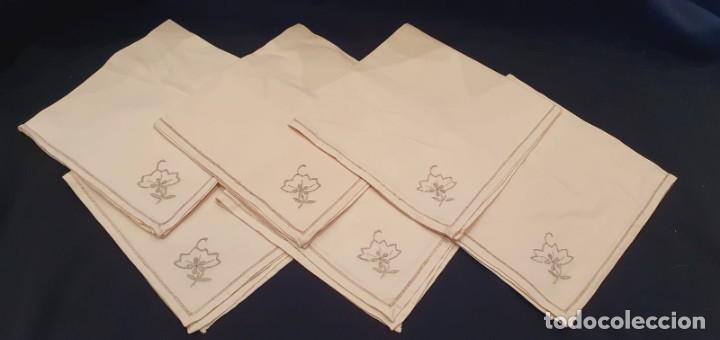 Antig&uuml;edades: 6 servilletas algod&oacute;n con bordado de flor - Foto 1