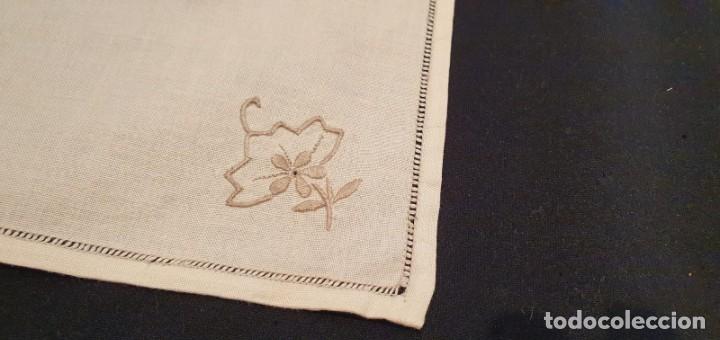 Antig&uuml;edades: 6 servilletas algod&oacute;n con bordado de flor - Foto 2