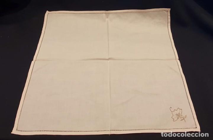 Antig&uuml;edades: 6 servilletas algod&oacute;n con bordado de flor - Foto 3