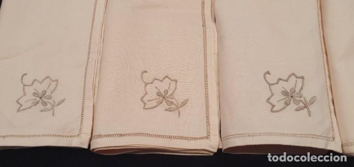Antig&uuml;edades: 6 servilletas algod&oacute;n con bordado de flor - Foto 4