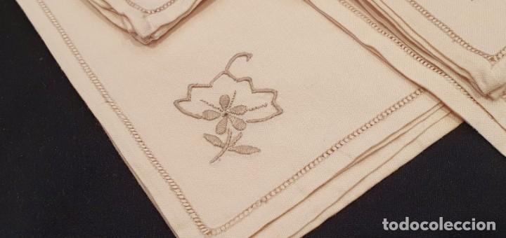 Antig&uuml;edades: 6 servilletas algod&oacute;n con bordado de flor - Foto 5