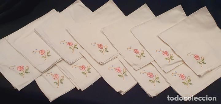 Antig&uuml;edades: 12 servilletas algod&oacute;n con bordado flor - Foto 1