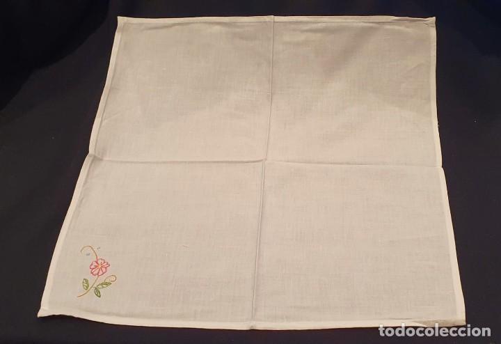 Antig&uuml;edades: 12 servilletas algod&oacute;n con bordado flor - Foto 2