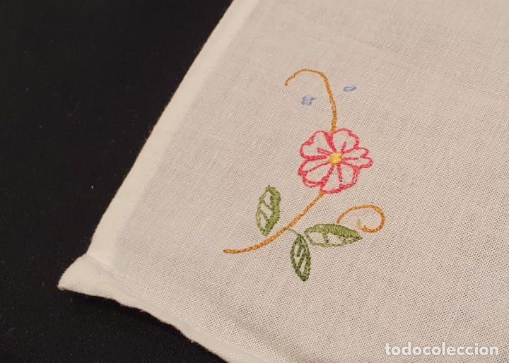 Antig&uuml;edades: 12 servilletas algod&oacute;n con bordado flor - Foto 3