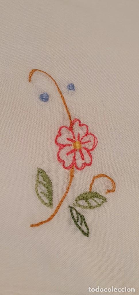 Antig&uuml;edades: 12 servilletas algod&oacute;n con bordado flor - Foto 4