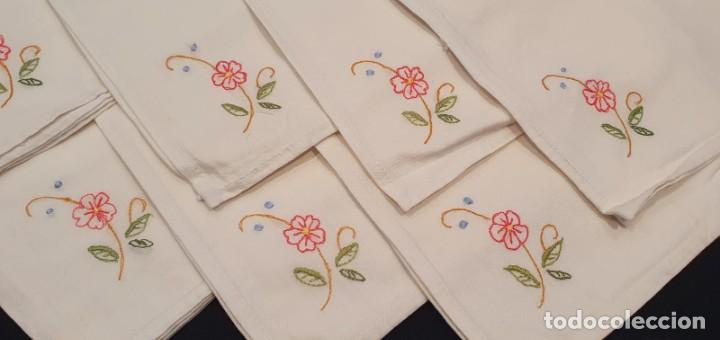 Antig&uuml;edades: 12 servilletas algod&oacute;n con bordado flor - Foto 5