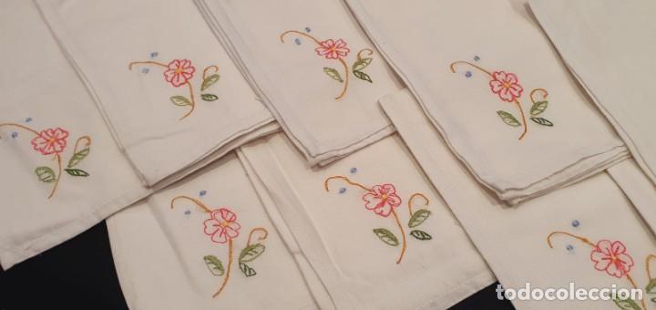 Antig&uuml;edades: 12 servilletas algod&oacute;n con bordado flor - Foto 6