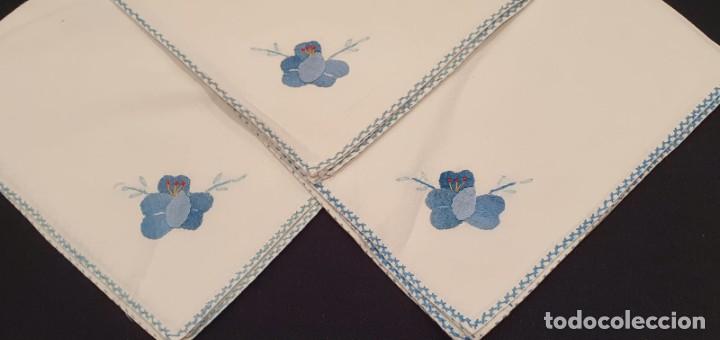 Antig&uuml;edades: 3 servilletas algod&oacute;n con flor azul - Foto 1