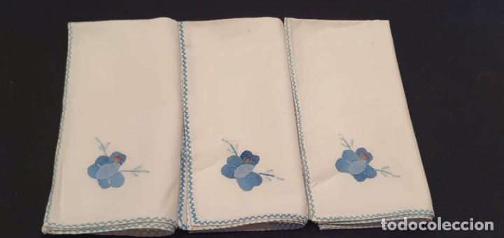 Antig&uuml;edades: 3 servilletas algod&oacute;n con flor azul - Foto 2