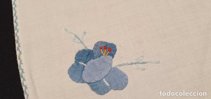 Antig&uuml;edades: 3 servilletas algod&oacute;n con flor azul - Foto 3