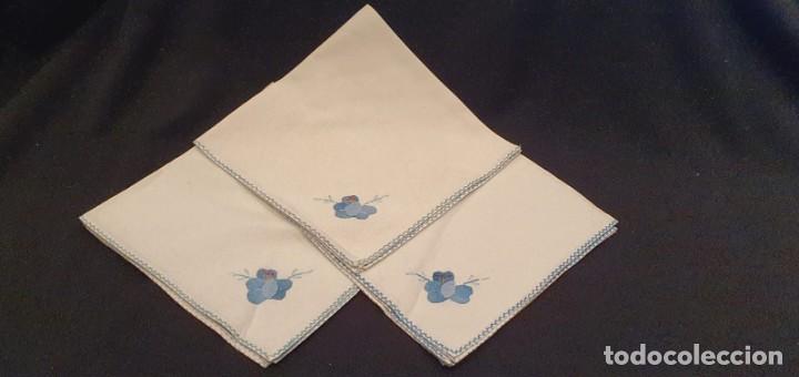 Antig&uuml;edades: 3 servilletas algod&oacute;n con flor azul - Foto 4