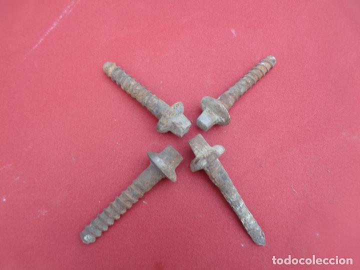 Antig&uuml;edades: 4 TORNILLOS DE TRAVIESAS DE TREN - Foto 3